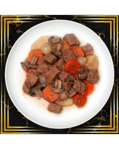 Bœuf bourguignon en portion individuelle avec cubes de bœuf mijotés, légumes et sauce au vin rouge