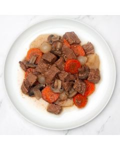 Bœuf bourguignon en portion individuelle avec cubes de bœuf mijotés, légumes et sauce au vin rouge