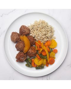 Boulettes de veau individuelles avec sauce maison, riz et pêches