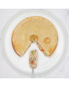 Le pâté au poulet de 8 pouces avec sauce blanche et sans pois vert.