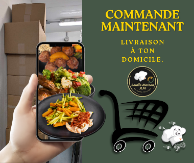 Main qui tient un téléphone affichant des plats savoureux prêts à être livrés, avec des cartons en arrière-plan symbolisant la préparation pour une livraison à domicile.