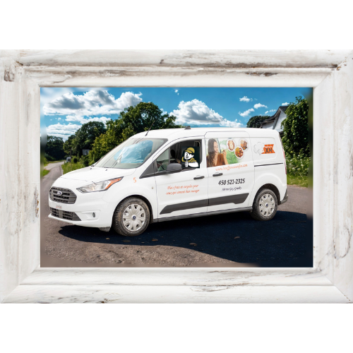Photo encadrée d’un camion de livraison Bouffe Maison JLM sur une route ensoleillée, avec une illustration de Michaël au volant, reconnu comme le livreur #1 de Granby et sa région.