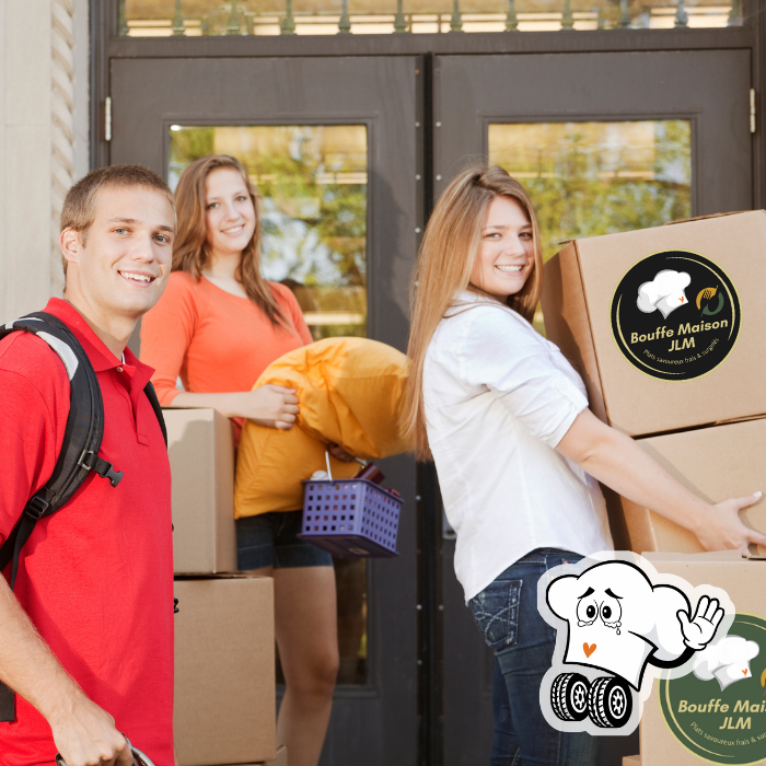 Jeunes étudiants souriants déménageant avec des boîtes, dont une portant le logo Bouffe Maison JLM, devant une résidence étudiante. La mascotte chef BMJLM salue en bas à droite.